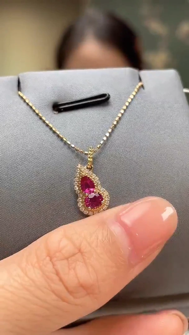颈饰18K金镶嵌红宝石主石：0.48ct