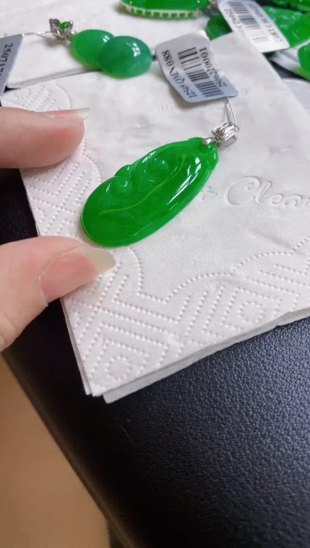 翡翠18K金镶嵌颈饰如意