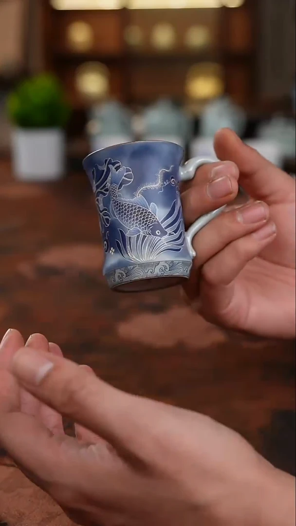 颜荣聪鱼藻纹把手主人杯