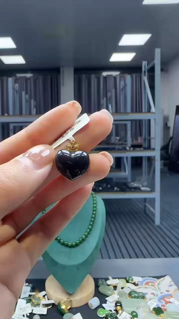 18K金镶嵌和田玉挂件1