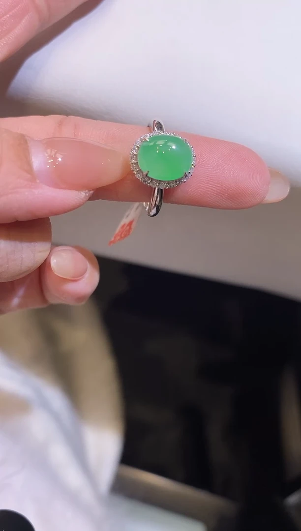 18K金镶嵌戒指翡翠戒指