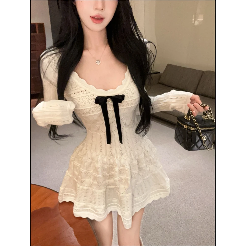 温柔风蕾丝V领长袖连衣裙女秋季新款时尚蝴蝶结修身显瘦A字短裙子