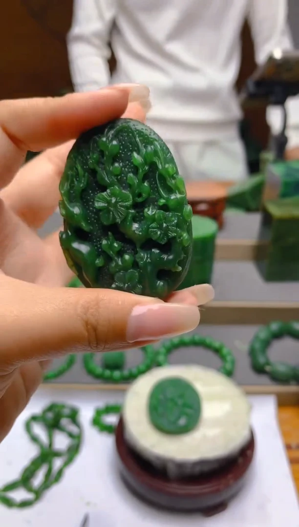 和田玉（碧玉）未镶嵌颈饰1