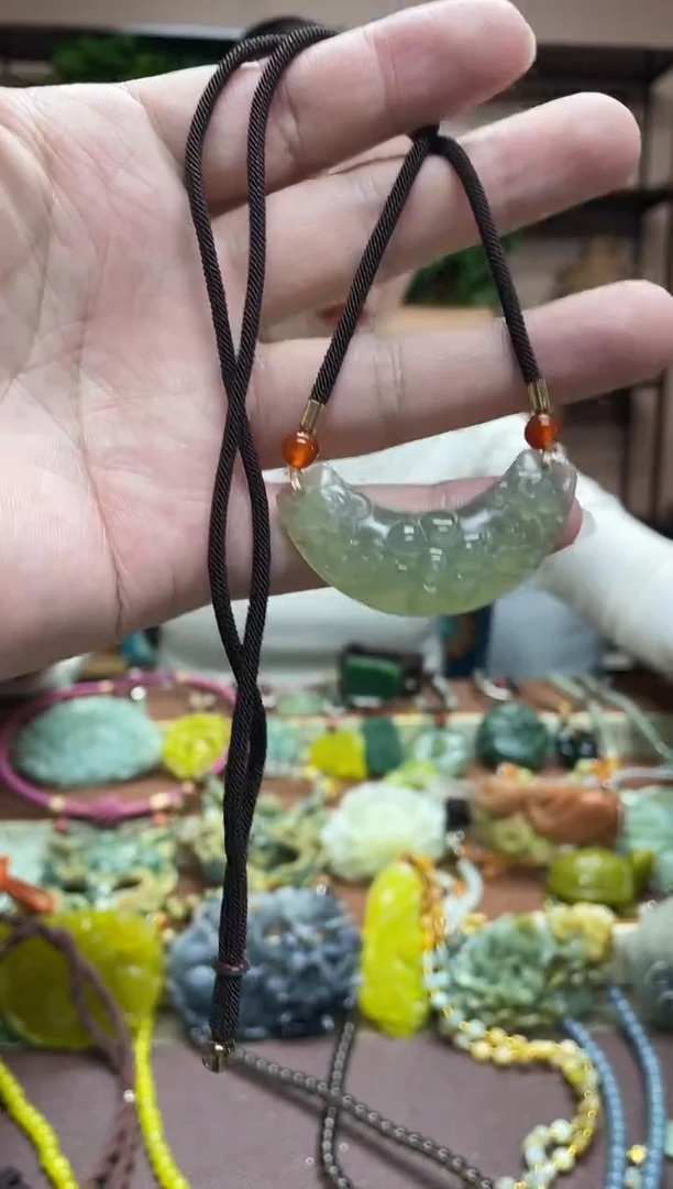 未镶嵌岫玉颈饰·2