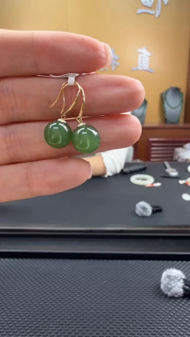 颈饰18K金镶嵌和田玉耳饰一对