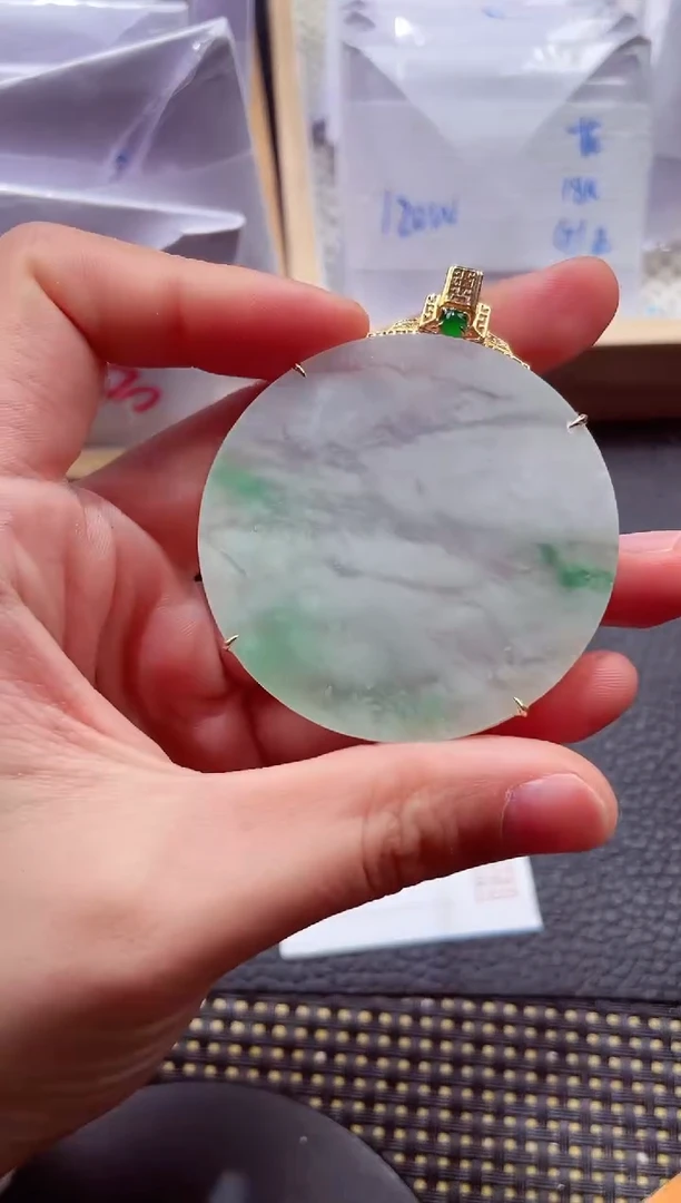 颈饰18K金镶嵌翡翠 000111