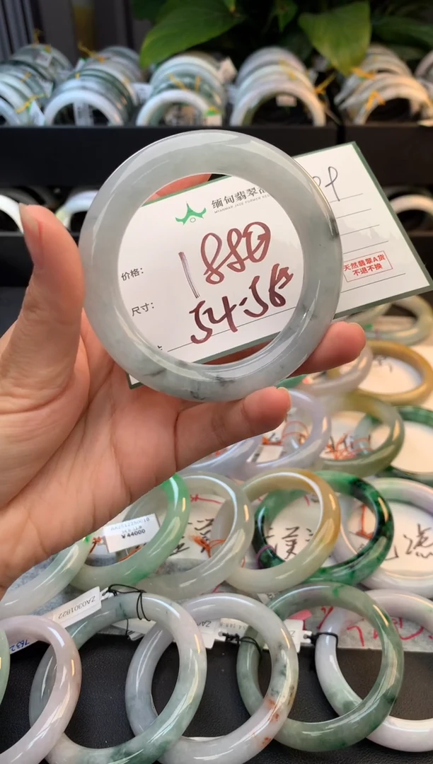 未镶嵌定制翡翠毛货需精细抛光+多人