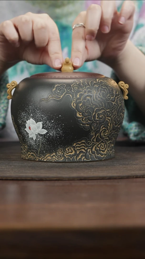 【闪购商品】紫砂茶叶罐老者钮带耳天青泥泥绘荷花刻喜乐茶叶罐