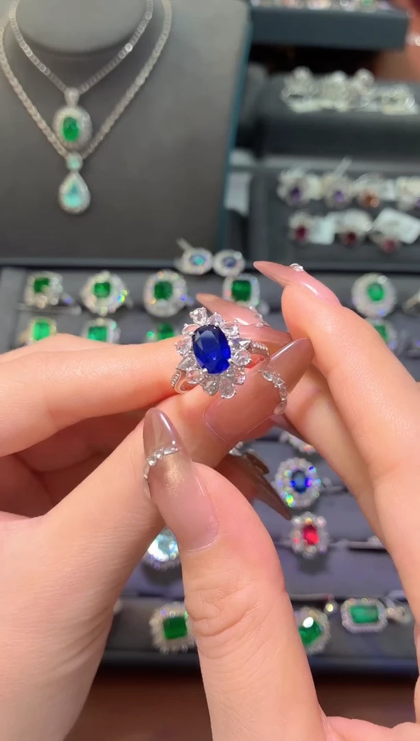 戒指蓝宝石18K金镶嵌2.2克拉