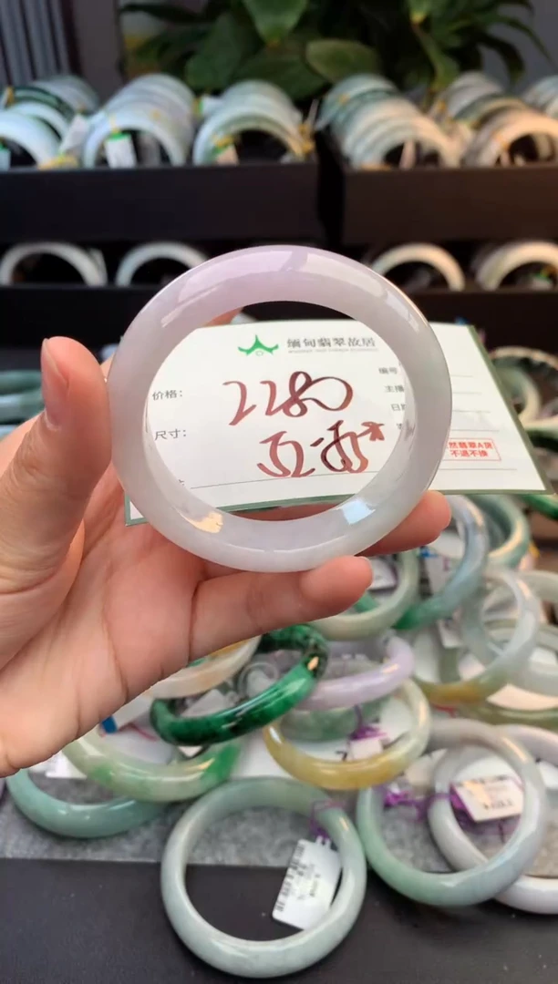 未镶嵌定制翡翠毛货需精细抛光+多人