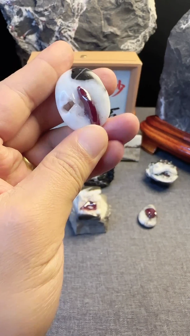 天然辰砂朱砂晶体原石随形吊坠挂件