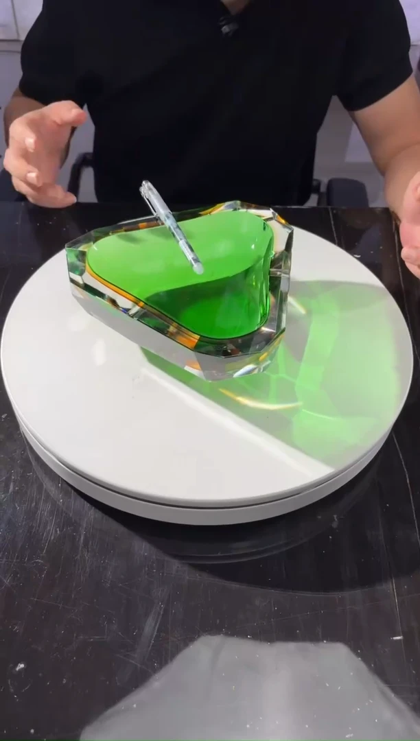 摆件祖母绿琥珀金三角烟灰缸