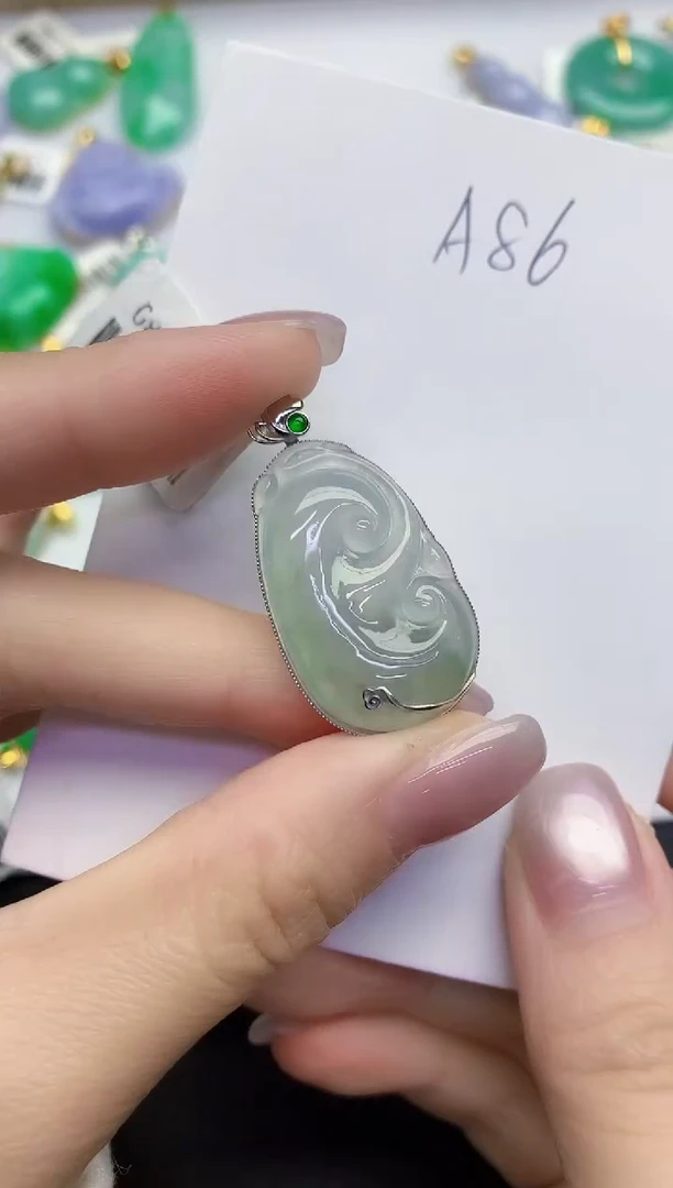 颈饰18K金镶嵌翡翠缅甸天然翡翠A货