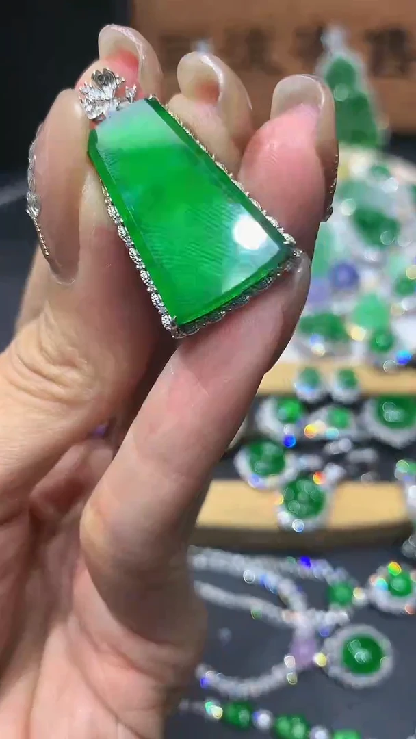 【闪购商品】翡翠颈饰18K金镶嵌团购