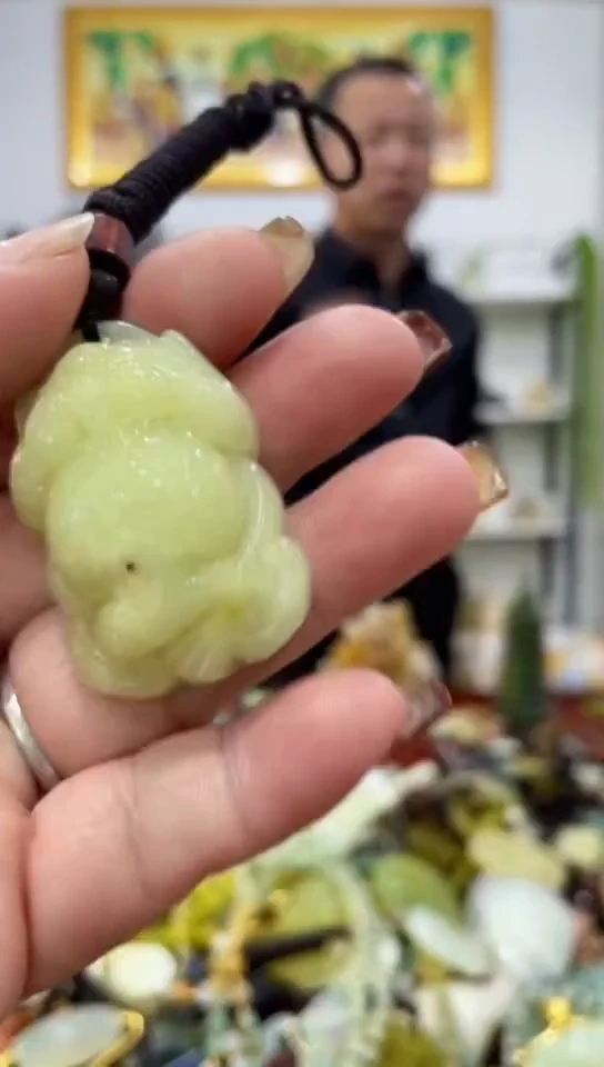 未镶嵌蛇纹石玉吊坠