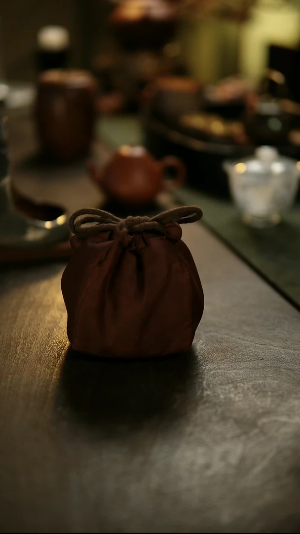 阿眠        红云纱真丝收纳包小号