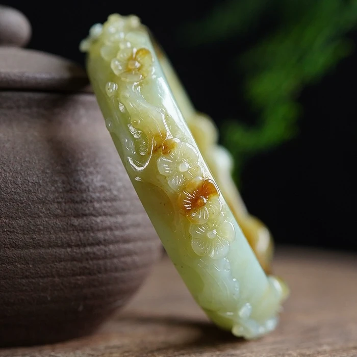 天然和田玉俏色猫爪雕梅花手镯
