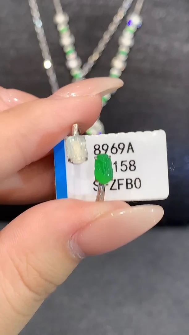 18K金镶嵌戒指翡翠L多样性发其一