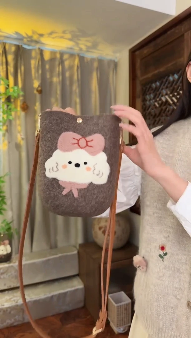 羊毛非遗纯手工包  手机包小狗