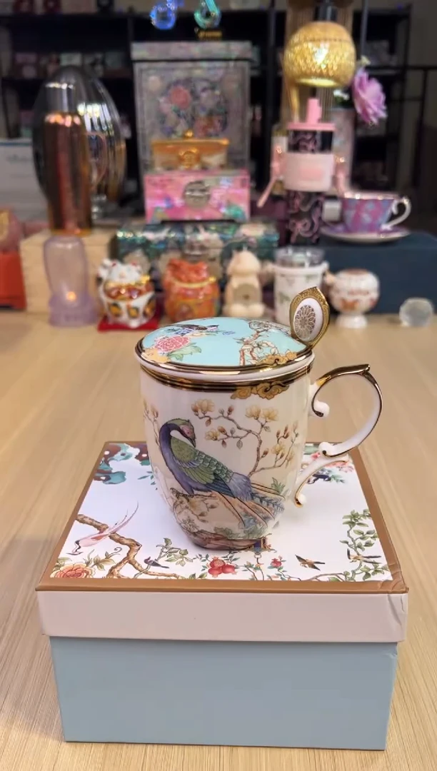 105孔雀盖杯
