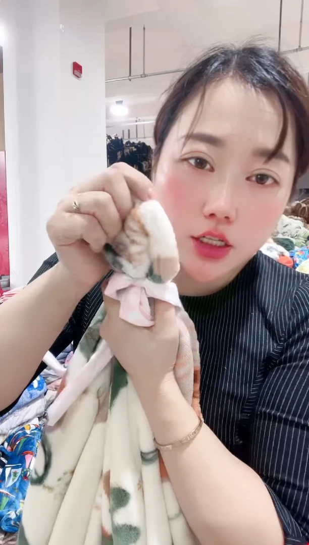 混纺主播手上展示 南瓜毯瑕疵