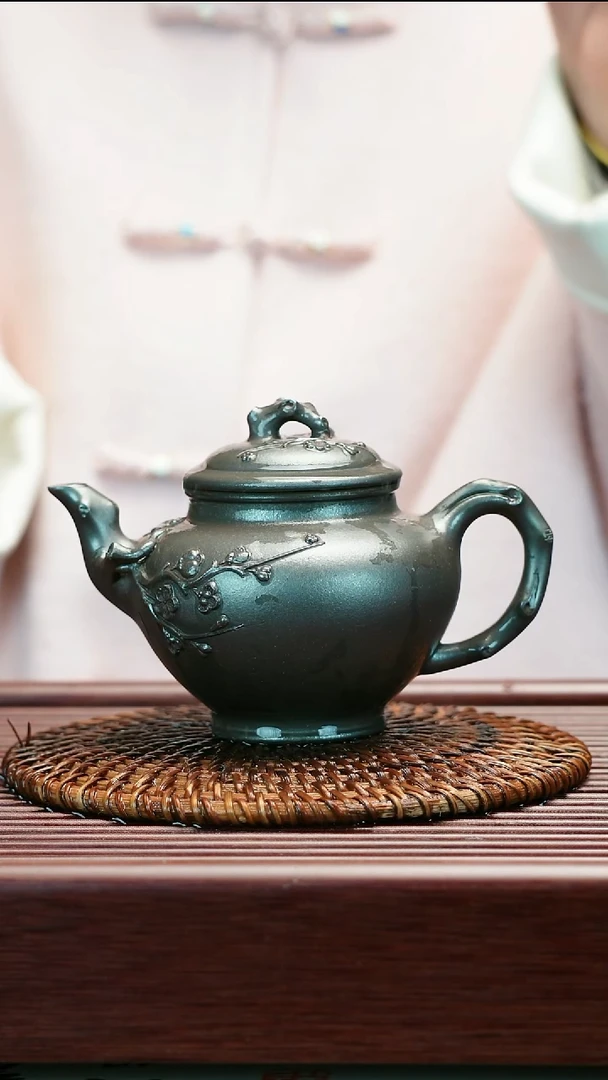 茶壶紫砂【潘仕堂】  匣钵烧天青泥   梅报春   251cc   潘华娣制