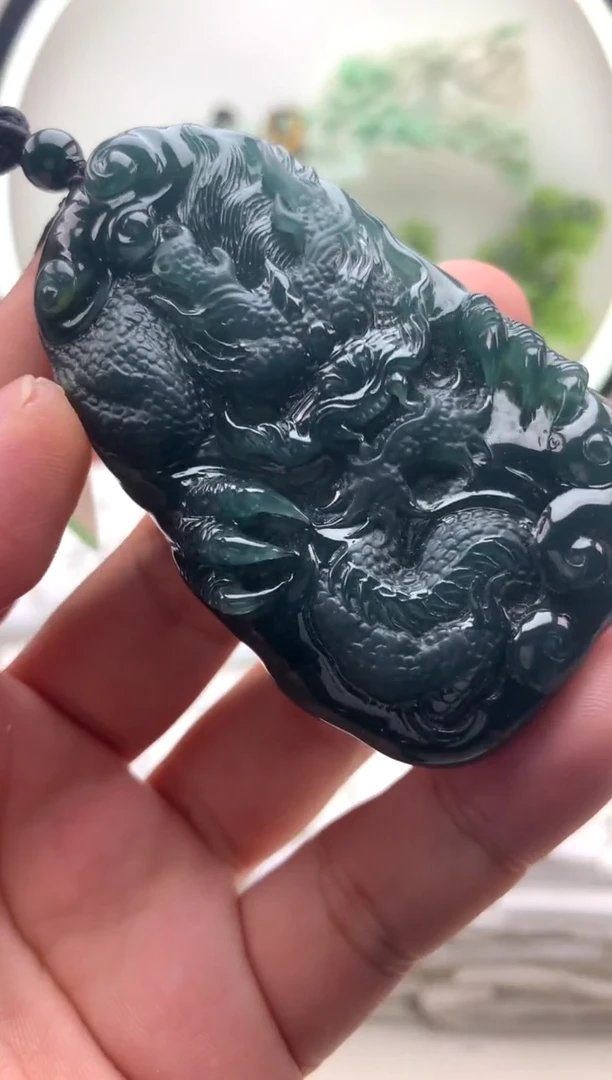 颈饰未镶嵌翡翠龙牌