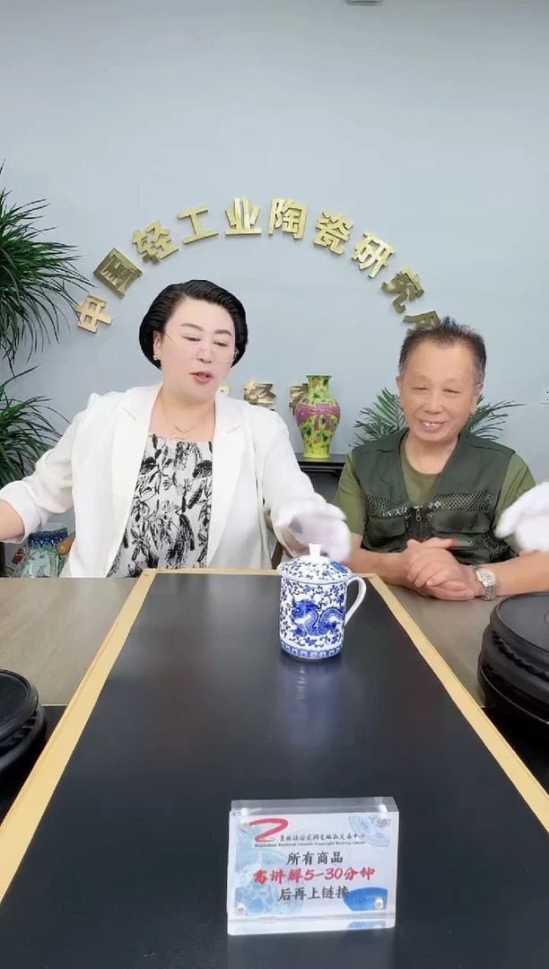 轻工业桃红堆白瓷板画带收藏证书