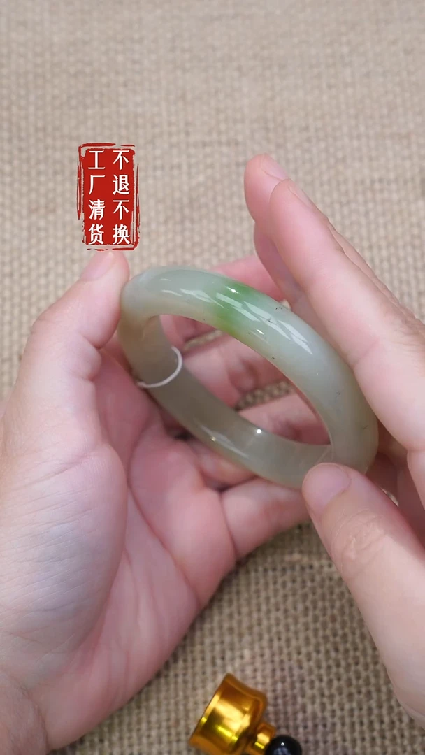 未镶嵌手镯和田玉89工厂抛货 不退不换 天然结构