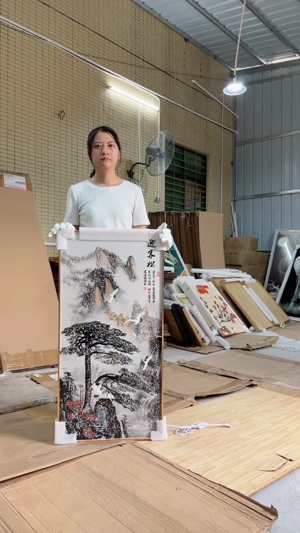 竖款50*100带灯插电迎客松镶钻铝合金边框