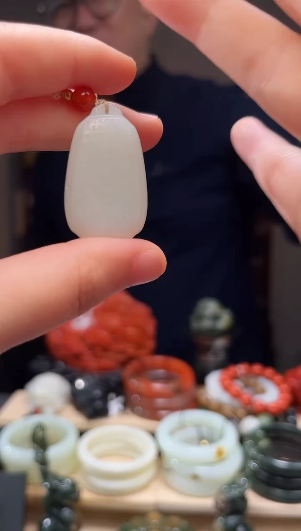 颈饰未镶嵌和田玉吊坠