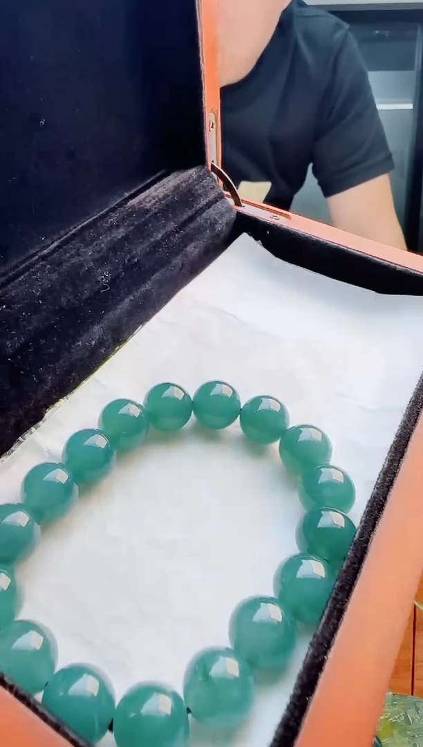 翡翠未镶嵌颈饰多样性发货其中一件