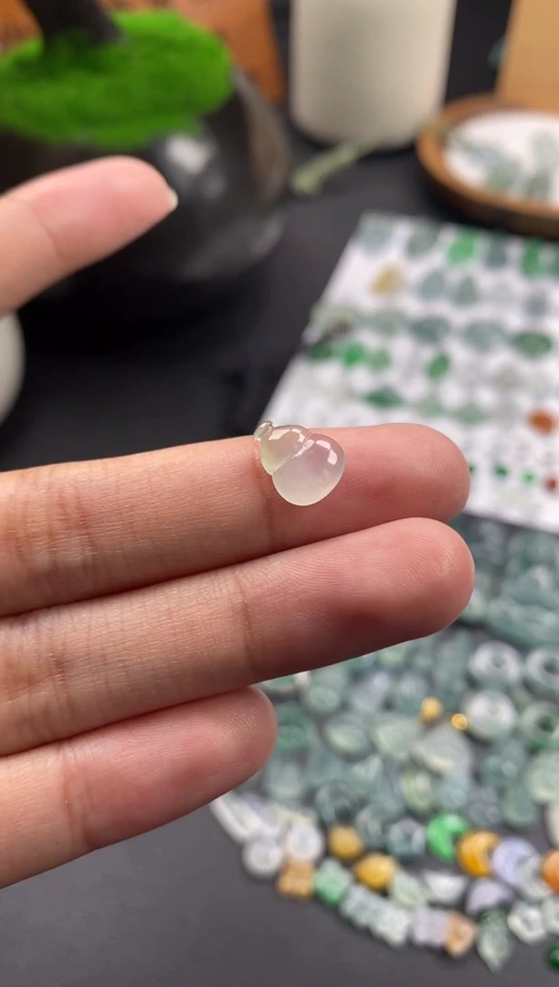 颈饰未镶嵌翡翠冰种葫芦