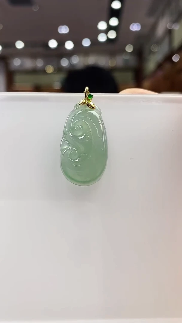 颈饰18K金镶嵌翡翠如意