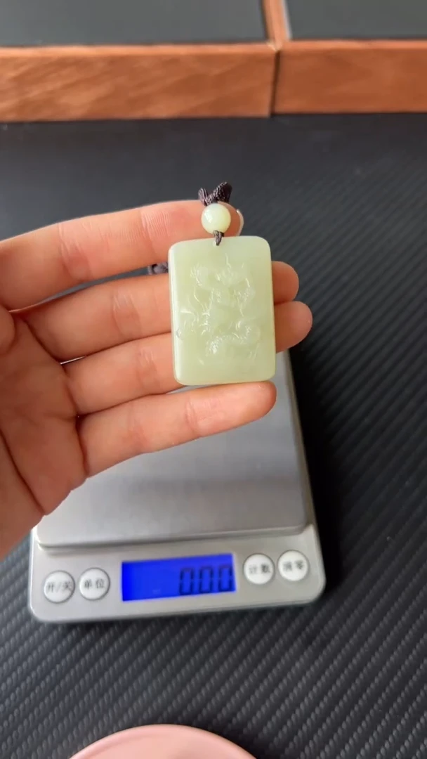 【闪购商品】和田玉吊坠(赠链)未镶嵌且末微色差迪克兰二细