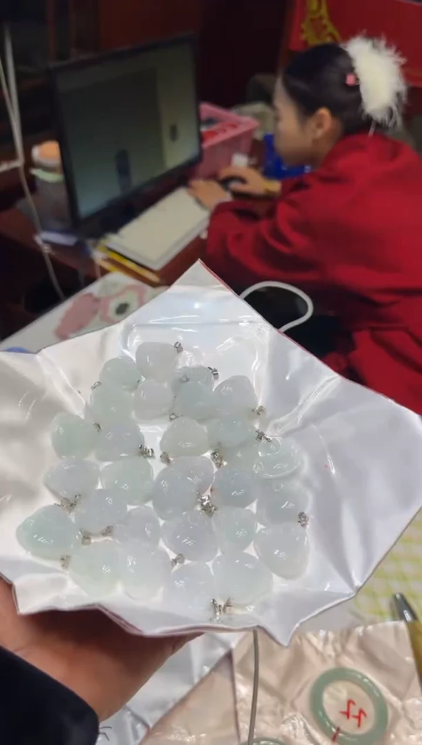 吊坠(不含链)未镶嵌翡翠佛公吊坠随机发一
