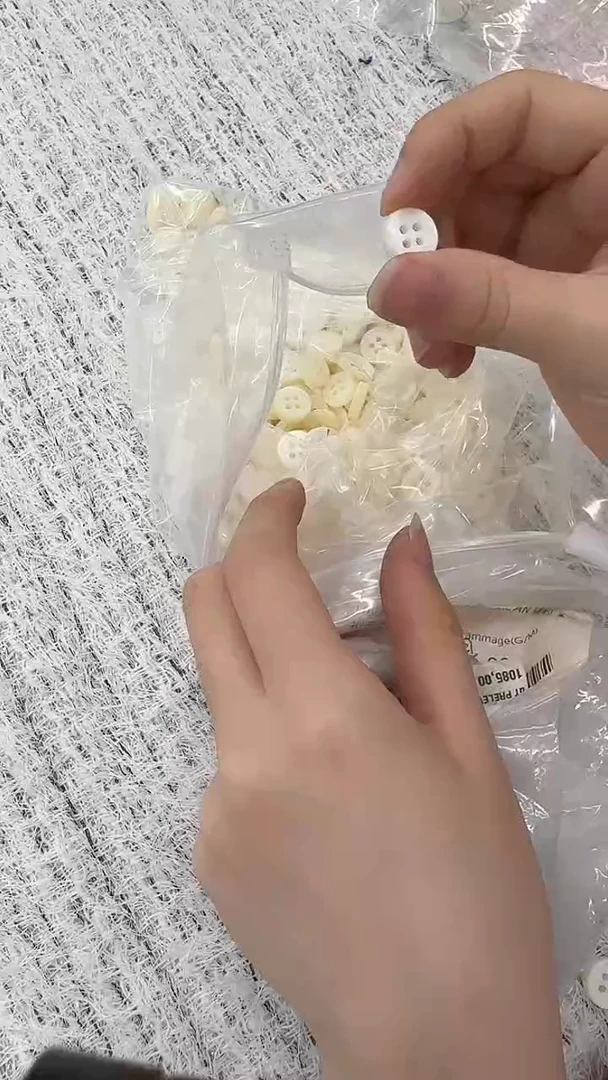 无纺布7颗11mm意大利贝壳扣子