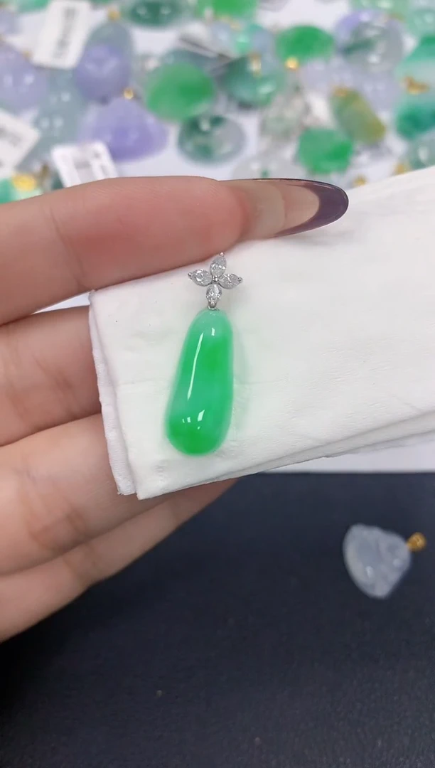 颈饰18K金镶嵌翡翠a货假一赔三支持复检百元上9元证书费自理