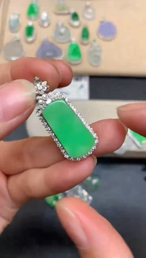 颈饰18K金镶嵌翡翠无事牌【无服务费