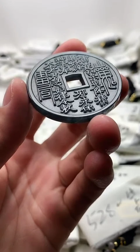 翡翠未镶嵌颈饰山鬼