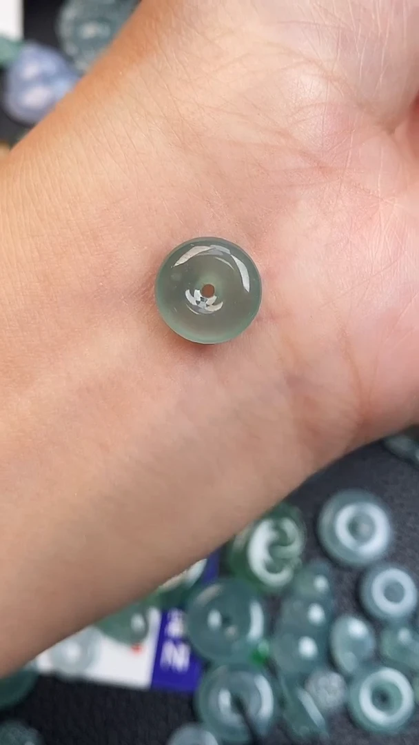 翡翠未镶嵌颈饰平安扣