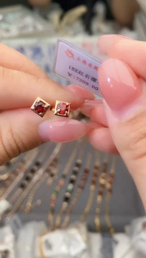 18K金镶嵌耳饰石榴石--专柜--
