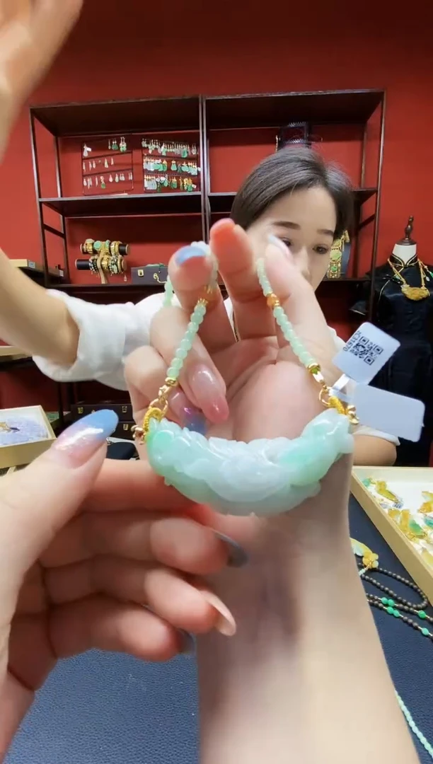 颈饰未镶嵌翡翠吊坠
