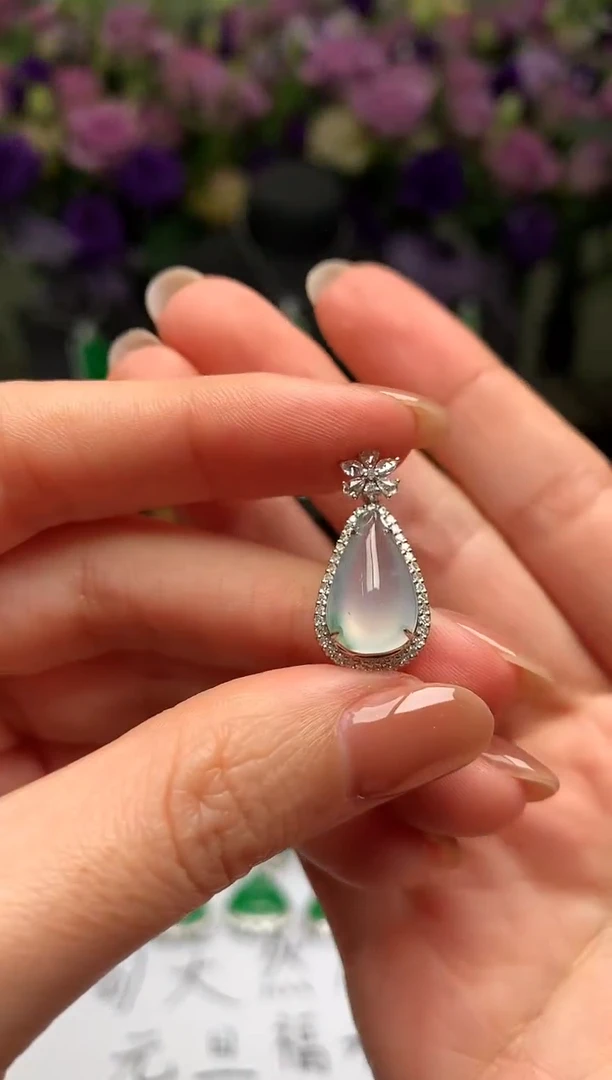 颈饰18K金镶嵌翡翠水滴