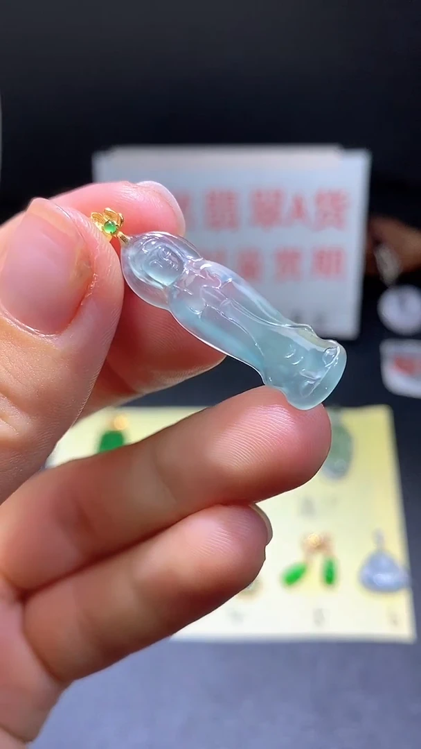 翡翠18K金镶嵌颈饰翡翠吊坠