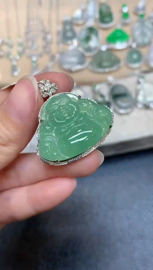 颈饰18K金镶嵌翡翠佛公【无服务费