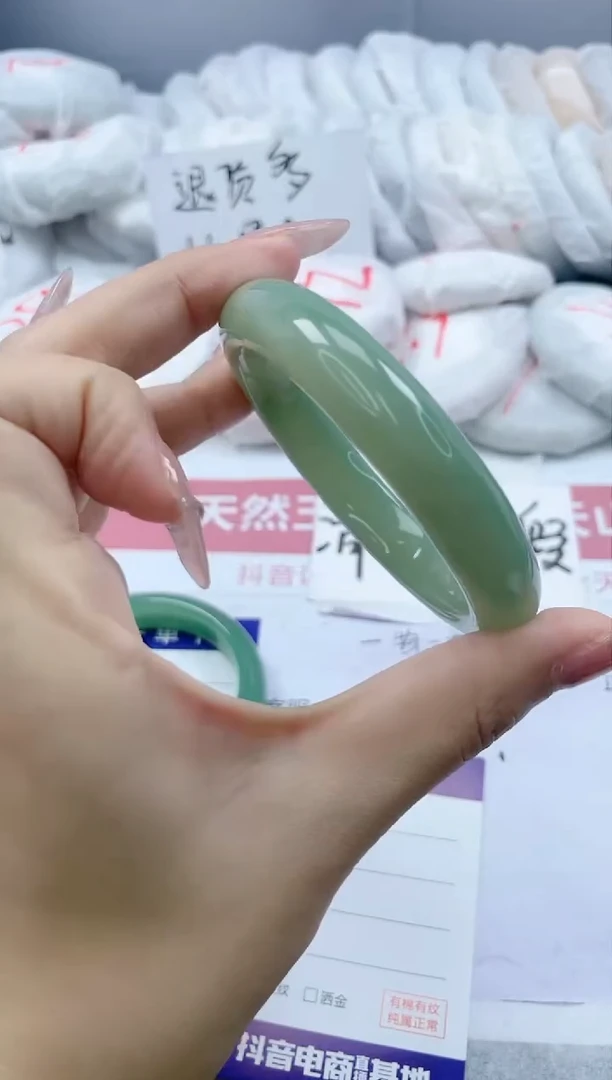 【闪购商品】石英质玉手镯未镶嵌46/60.4