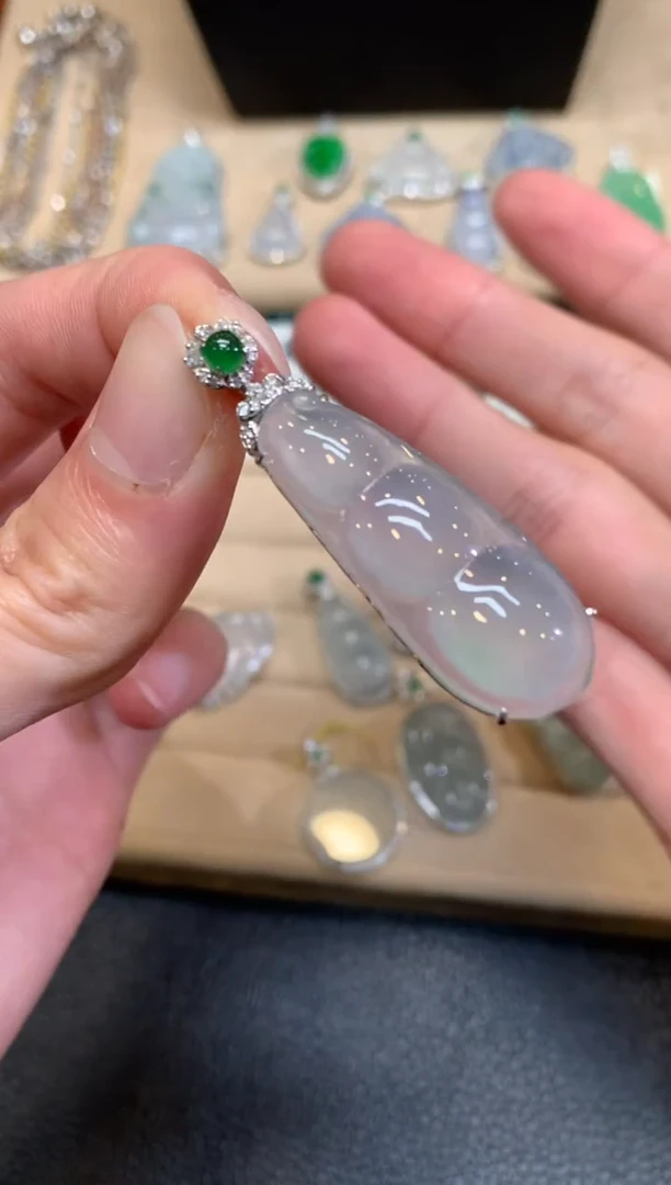 【闪购商品】翡翠颈饰18K金镶嵌福豆【无服务费】