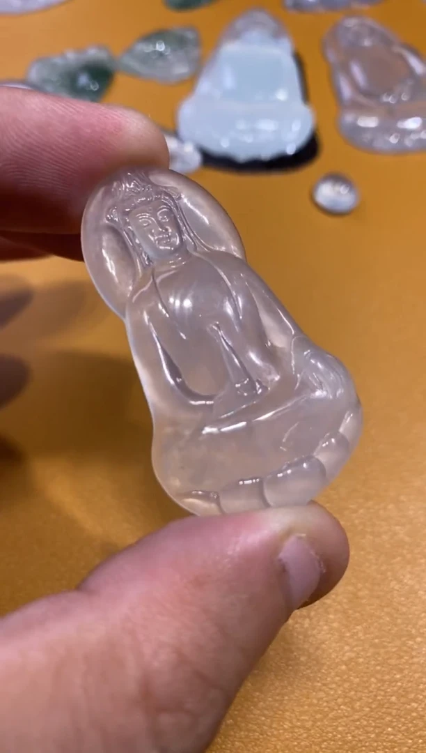 吊坠(不含链)未镶嵌翡翠观音2980  46.1   26.4  3.8