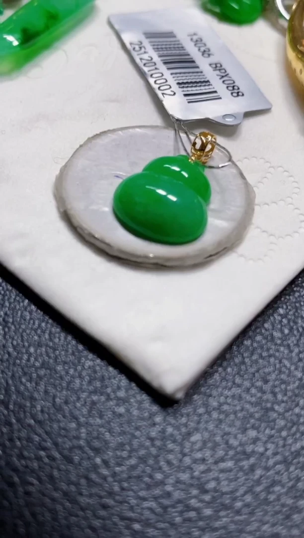 颈饰18K金镶嵌翡翠葫芦